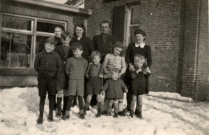 BV061 2 De hele familie Sessink rond 1950